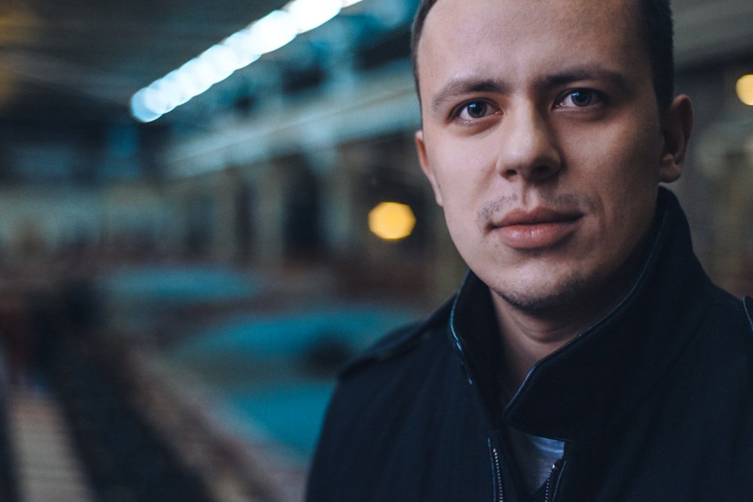 Портрет грумера Дмитрий Рогов, Модельная стрижка, породный груминг, дружелюбная улыбка, форма салона