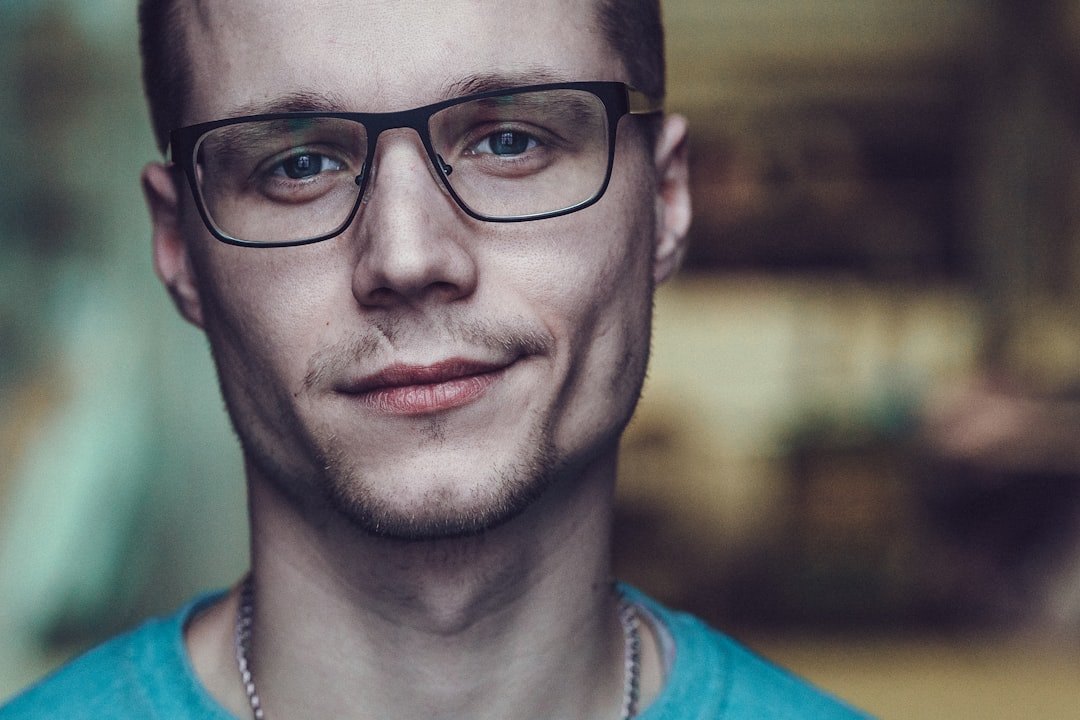 Портрет грумера Ольга Северцева, Кошачий груминг, работа без наркоза, дружелюбная улыбка, форма салона